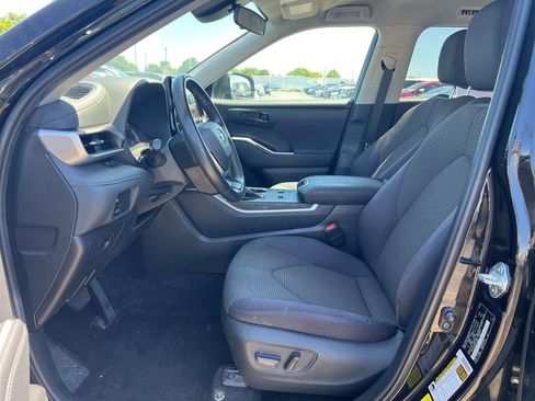 Used 2023 Toyota Highlander LE AWD/4WD image 6