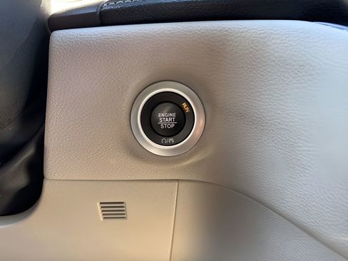 Used 2024 Chrysler Pacifica Select image 24