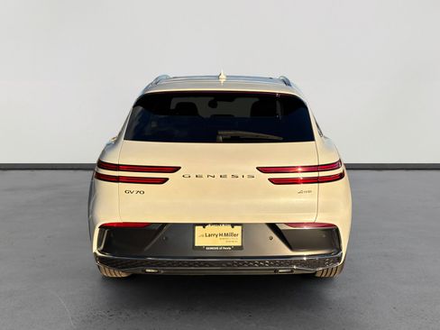 Used 2026 Genesis GV70 2.5T Advanced image 4