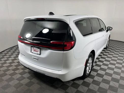 Used 2026 Chrysler Pacifica Select FWD image 7