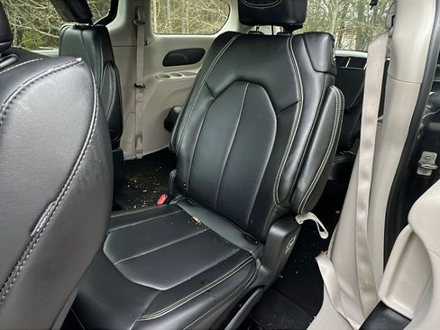 Used 2024 Chrysler Pacifica Touring-L image 22