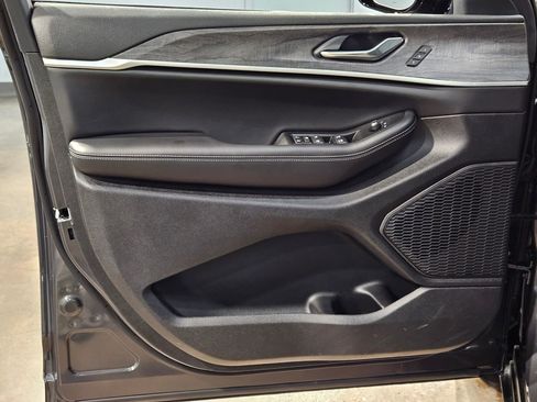 Used 2025 Jeep Grand Cherokee Limited w/ Trailer Tow Package image 20