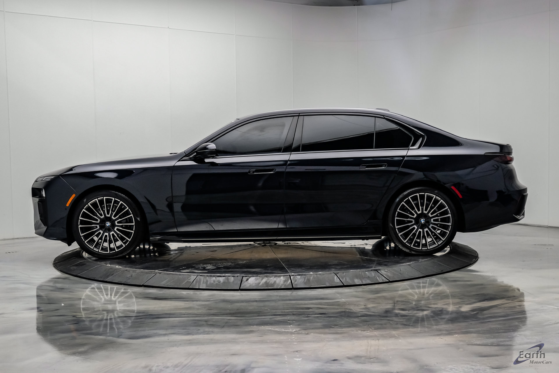 Used 2025 BMW i7 xDrive60 AWD/4WD image 7