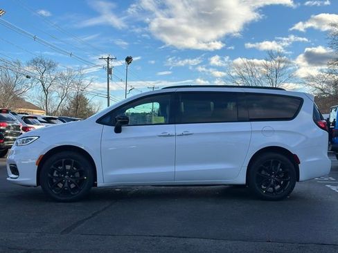 New 2026 Chrysler Pacifica Select w/ S Appearance Package image 3