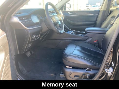 Used 2023 Jeep Grand Cherokee Limited image 11