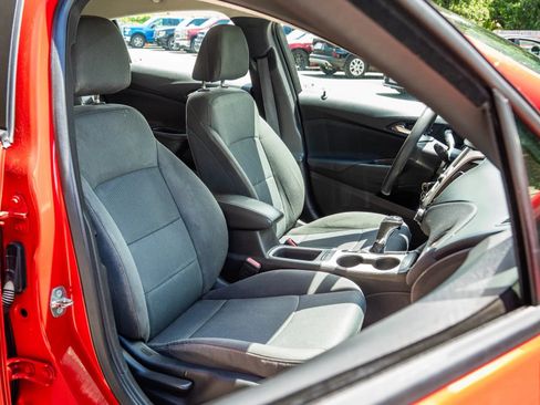Used 2018 Chevrolet Cruze LS FWD image 15
