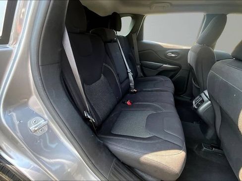 Used 2019 Jeep Cherokee Latitude w/ Popular Appearance Group FWD image 25