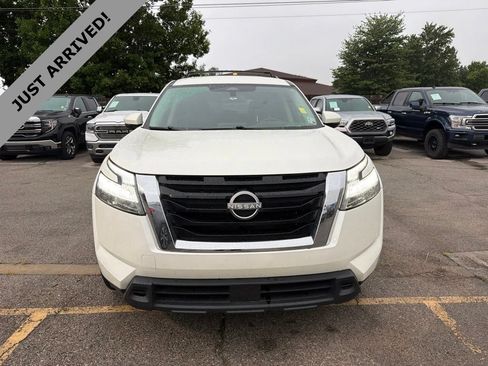 Used 2022 Nissan Pathfinder SV FWD image 2