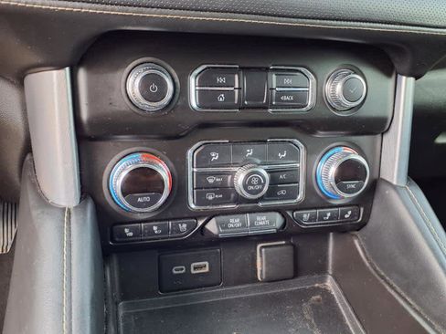 Used 2021 GMC Yukon XL SLT image 17