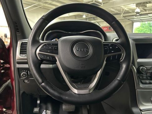 Used 2021 Jeep Grand Cherokee Laredo w/ Security & Convenience Group AWD/4WD image 15