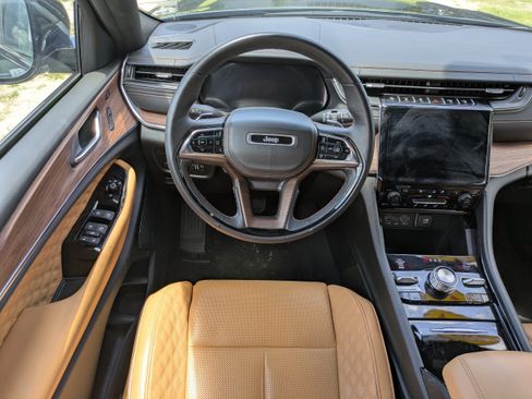 Used 2024 Jeep Grand Cherokee L Summit AWD/4WD image 14