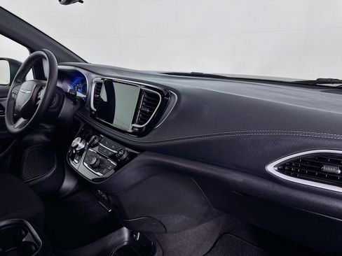 Used 2023 Chrysler Pacifica Touring FWD image 28
