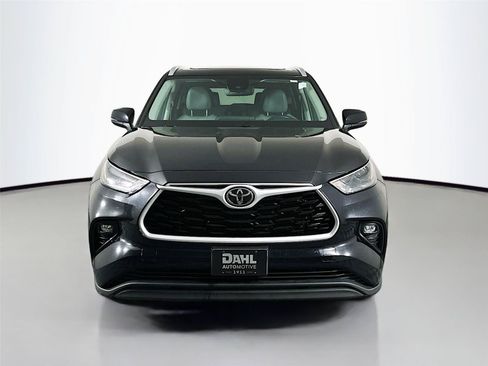 Used 2022 Toyota Highlander XLE AWD/4WD image 3