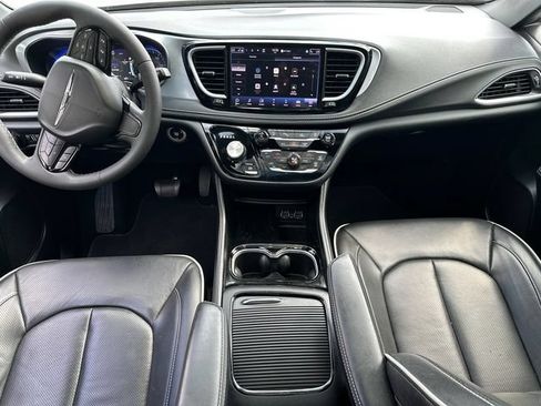 Used 2025 Chrysler Pacifica Limited FWD image 23