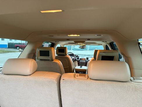 Used 2009 Cadillac Escalade ESV AWD image 19