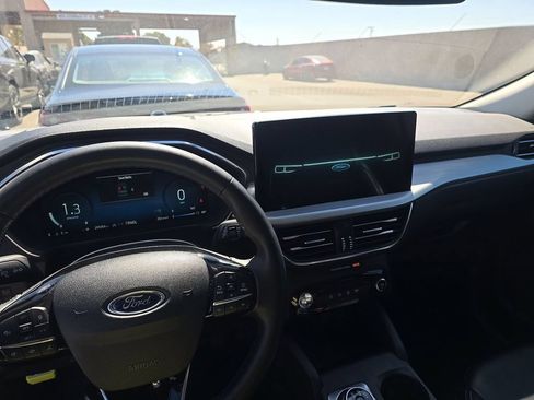 Used 2025 Ford Escape Platinum AWD/4WD image 15