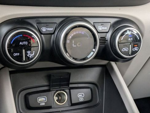 Used 2025 Hyundai Venue SEL image 17