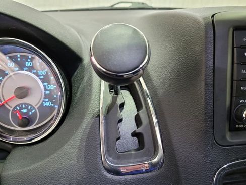 Used 2015 Chrysler Town & Country Touring w/ Driver Convenience Group image 40