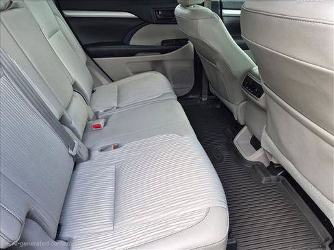 Used 2018 Toyota Highlander Plus FWD image 18