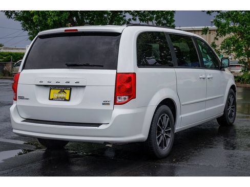 Used 2017 Dodge Grand Caravan GT FWD image 3