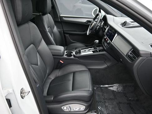 Certified 2026 Porsche Macan AWD/4WD image 28