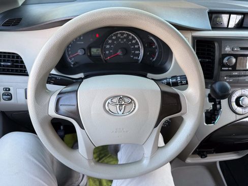 Used 2012 Toyota Sienna FWD image 15