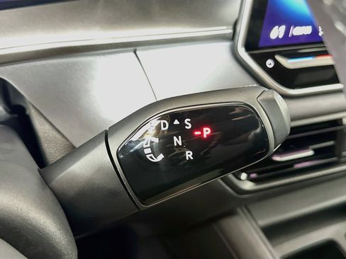 Certified 2025 Volkswagen Tiguan SE R-Line AWD/4WD image 16