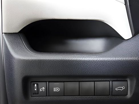 Used 2020 Toyota RAV4 XLE Premium image 28