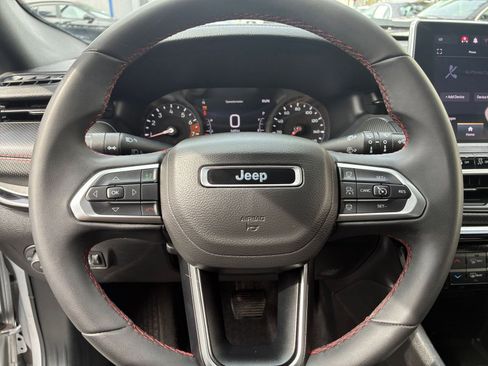 Used 2025 Jeep Compass Trailhawk image 27