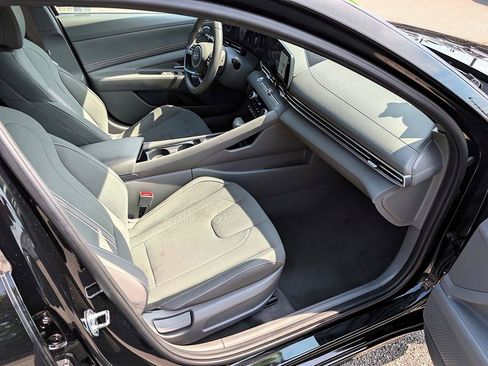 Used 2025 Hyundai Elantra SEL FWD image 12