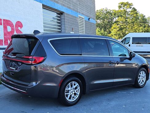 Used 2023 Chrysler Pacifica Touring-L FWD image 7