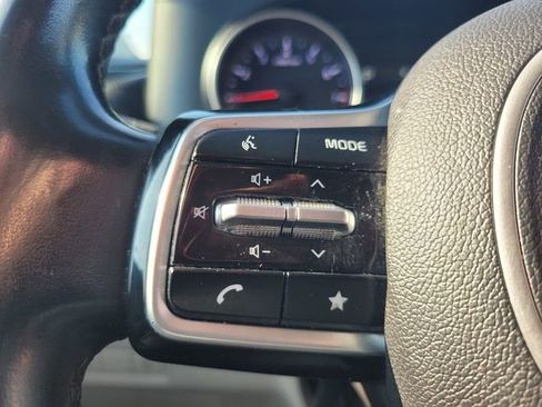 Used 2022 Kia Carnival LX image 28