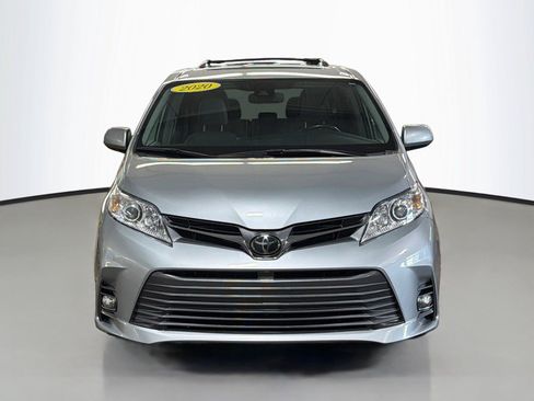 Used 2020 Toyota Sienna XLE AWD/4WD image 3