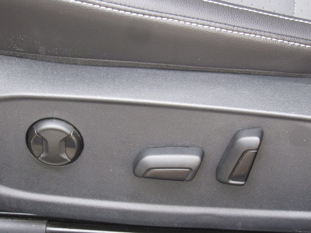 Used 2025 Volkswagen Jetta SE FWD image 12