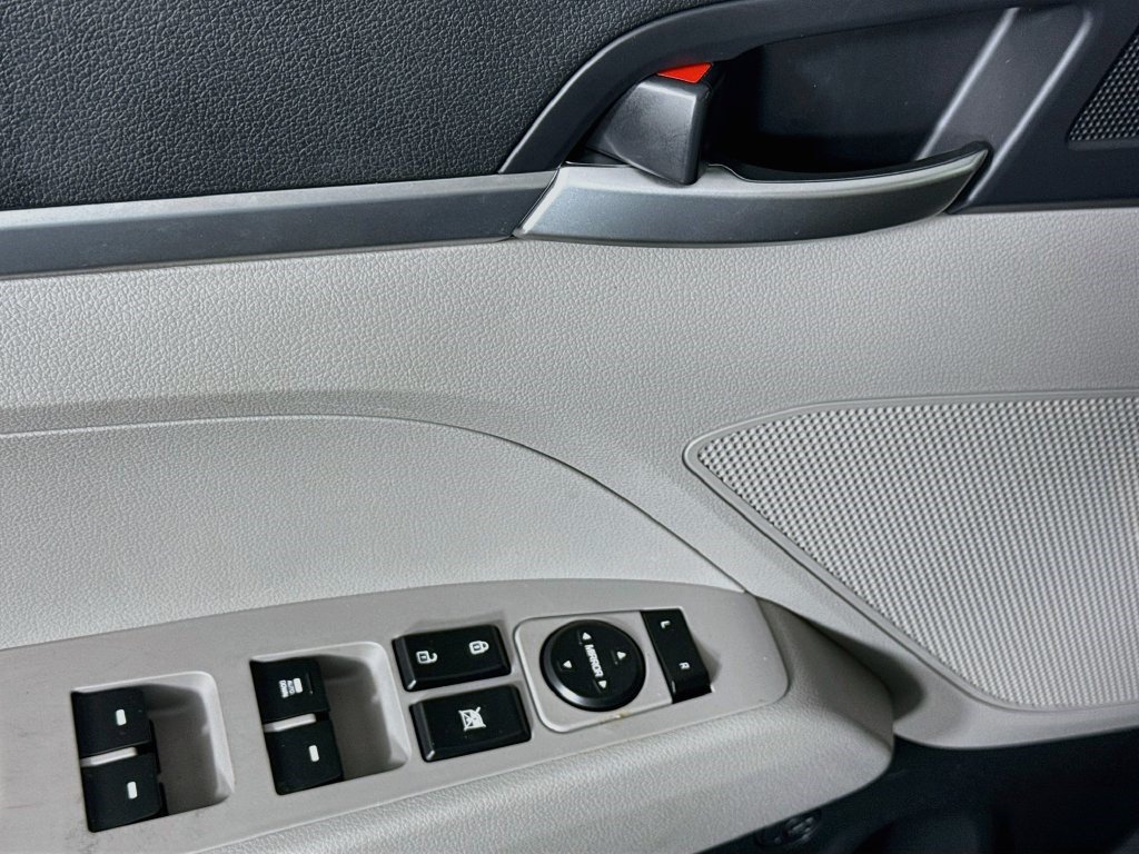 Used 2020 Hyundai Elantra SE FWD image 22