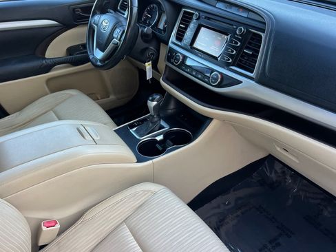 Used 2014 Toyota Highlander Plus FWD image 18