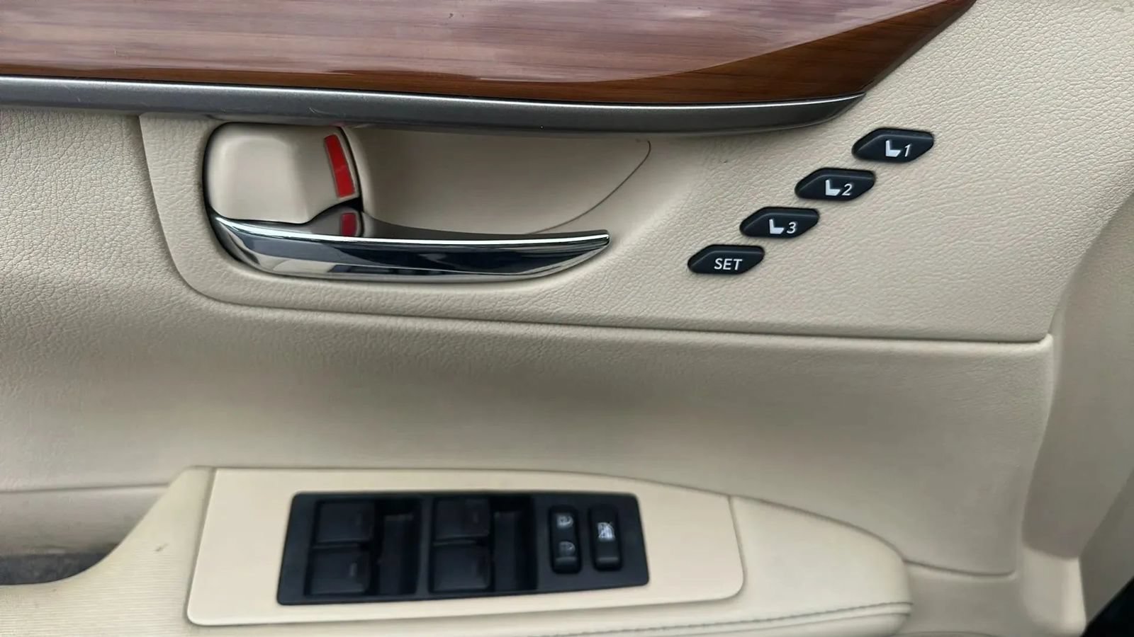 Used 2013 Lexus ES 300h w/ Luxury Pkg FWD image 20