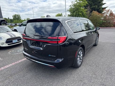 Used 2023 Chrysler Pacifica Touring-L FWD image 9