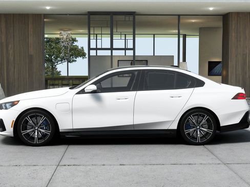New 2027 BMW 550e xDrive image 4