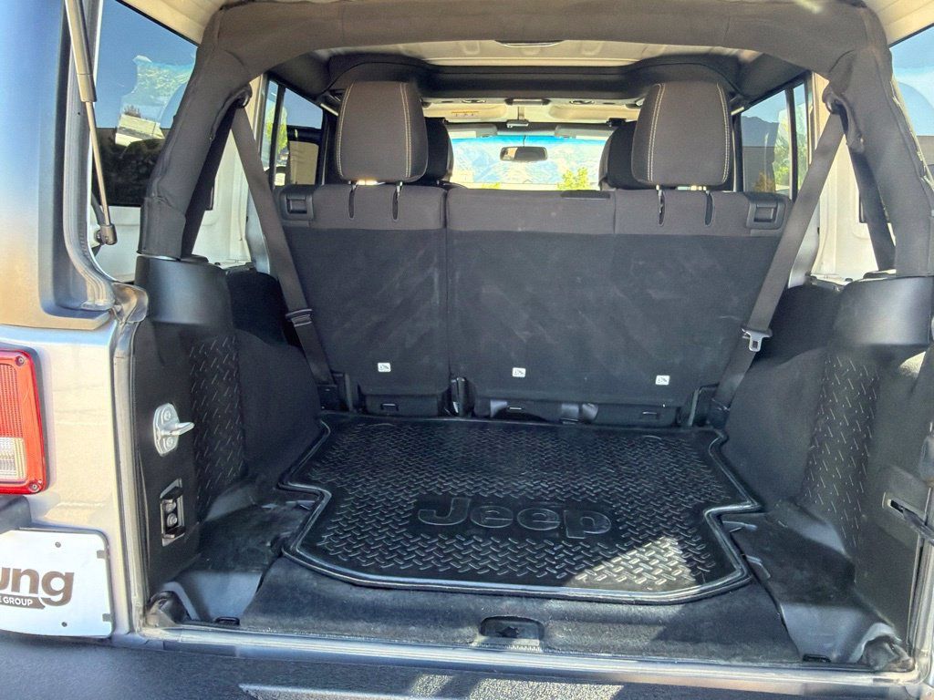Used 2018 Jeep Wrangler Unlimited Sahara AWD/4WD image 27