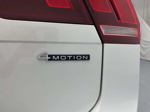 Used 2022 Volkswagen Tiguan SE R-Line image 58