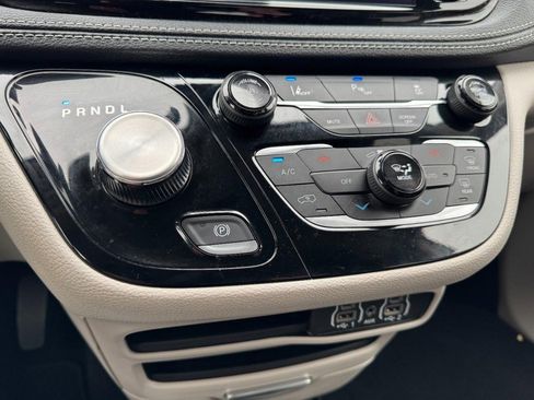 Used 2024 Chrysler Pacifica Select image 19