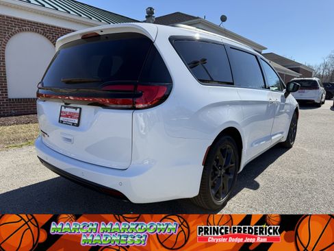 New 2026 Chrysler Pacifica Select w/ S Appearance Package image 3