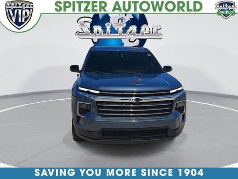 Used 2025 Chevrolet Traverse LT w/ Sun and Wheel Package FWD image 3