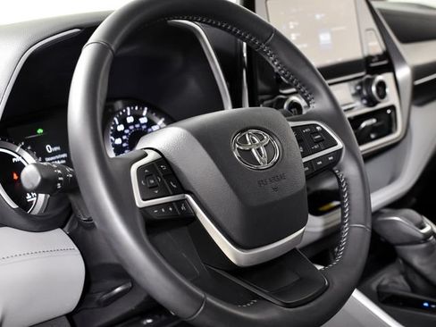 Used 2025 Toyota Highlander XLE AWD/4WD image 24