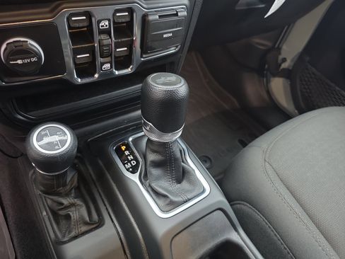 Used 2023 Jeep Wrangler Unlimited w/ Sun & Screen Package image 24