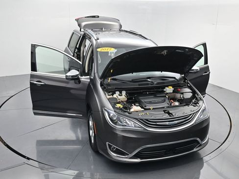 Used 2017 Chrysler Pacifica Platinum image 54