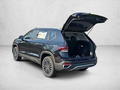 New 2026 Volkswagen Taos SE FWD image 3