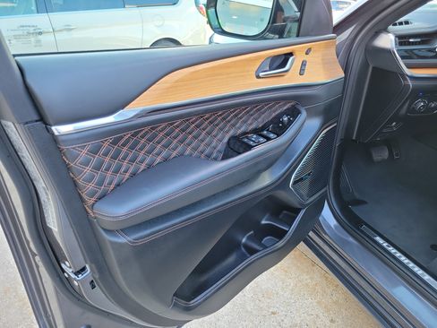 Used 2023 Jeep Grand Cherokee Summit image 6