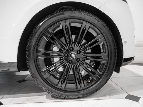 Used 2025 Land Rover Range Rover SE AWD/4WD image 16